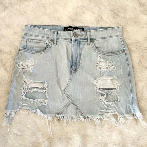 Express Jeans Light Wash Distressed Fray Denim Mini Skirt Size 6 - Picture 3 of 7